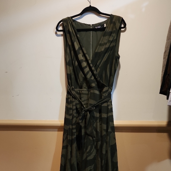 Elegant Green Camouflage Wrap Dress - Picture 1 of 10